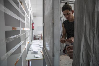 Un joven ejerce su derecho a voto en el colegio público Federico García Lorca de Boadilla del Monte, Madrid.