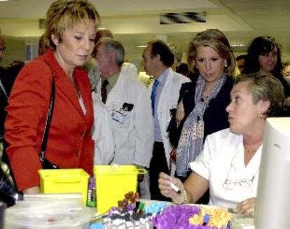 La ministra Celia Villalobos (primera a la izquierda), ayer durante una visita al hospital Clínico de Barcelona.