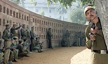 Policías indios vigilan en el exterior del edificio del Parlamento en Nueva Delhi tras el asalto terrorista en el que murieron 12 personas.