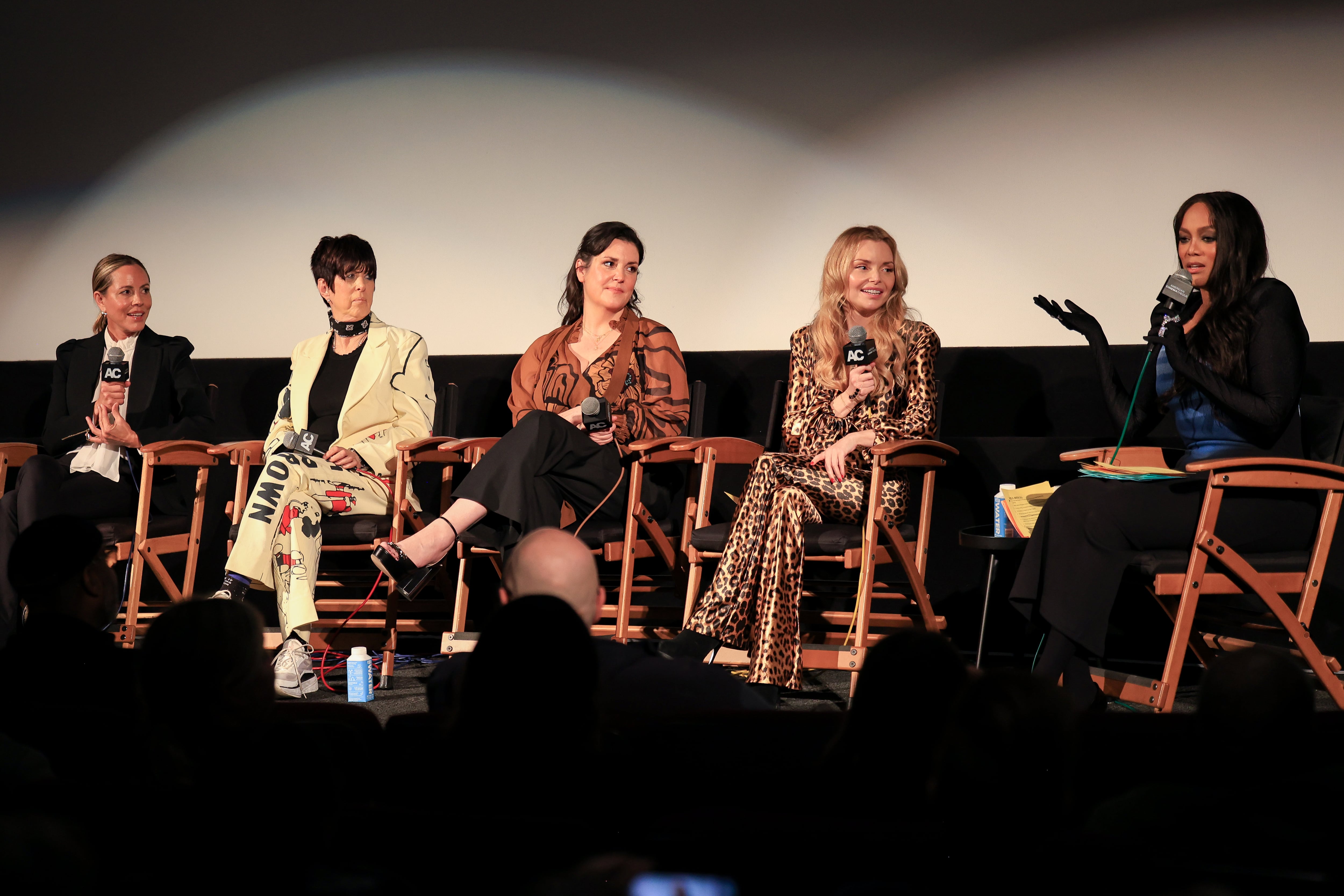 A esto se dedican las protagonistas de ‘El bar Coyote’ mientras se confirma (o no) la secuela de la película 1 De izquierda a derecha, la actriz María Bello, la compositora Diane Warren, las también actrices Melanie Lynskey e Izabella Miko y la modelo Tyra Banks, durante el evento por el 25º aniversario de la película 'El bar Coyote', celebrado en el Aero Theatre de Santa Mónica, California, el 26 de febrero de 2025.