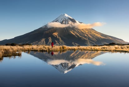 Se acaba el año y empiezan a proliferar las listas sobre los destinos a los que hay que ir sí o sí en 2019. Uno de los que aparece en todas las quinielas es Nueva Zelanda. Un país de escenarios imposibles como el monte Taranaki –en la imagen–; volcanes, colinas, fiordos y lagos de cine; una tierra de gnomos y elfos que inspiraron El señor de los anillos; la isla de los maoríes, antes de que los europeos llegaran a las antípodas, y su tradicional haka, una danza ritual y un grito de guerra popularizado por los All Blaks, su potente selección de rugby.