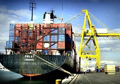 Carga de contenedores en el puerto de Valencia.