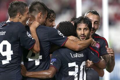 Los jugadores del Olympiacos celebran el gol de Chori Domínguez.