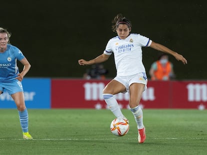 Kenti Robles controla el balón ante Lauren Hemp, durante el Madrid-City de la ida en Valdebebas.