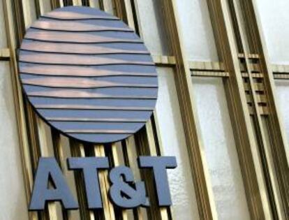 Las acciones de AT&T, uno de los treinta componentes del Dow Jones de Industriales, la principal referencia de Wall Street, se han revalorizado el 4,57 % desde que comenzó el año. EFE/Archivo