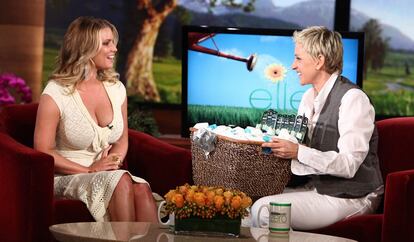 A juzgar por sus declaraciones en el programa de Ellen DeGeneres, a Jessica Simpson le hace falta una visita al dentista para que le enseñe que lavarse los dientes todos los días es necesario. "Mis dientes son muy blancos y no me gusta sentirlos resbaladizos, por eso no me los cepillo cada día", declaró la actriz y cantante de 29 años. "Cuando lo hago, mis labios se resbalan por todos lados, no puedo con mi boca", explicó. "Necesito tener algunas capas". Por eso, ella prefiere limpiárselos "con una camisa o algo". "Ya sé que es asqueroso, pero siempre tengo el aliento fresco", advirtió.