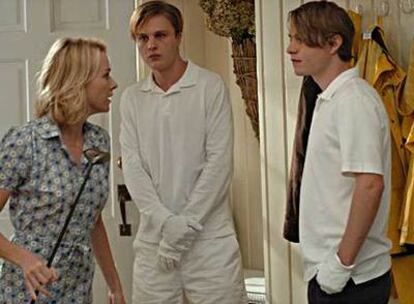 De izquierda a derecha, Naomi Watts y los dos jóvenes salvajes, Michael Pitt y Brady Corbet, en un fotograma de <i>Funny games</i>, de Michael Haneke.