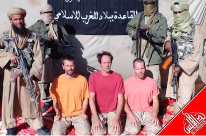 Tres de los rehenes en una imagen facilitada por la rama magrebí de Al Qaeda.
