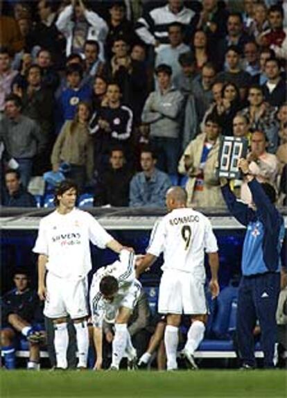 Solari y Ronaldo se saludan, con Portillo agachado.