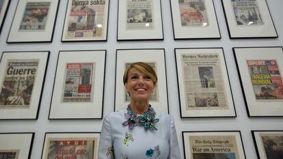 La mecenas Patrizia Sandretto posa delante de la obra '9/12 Frontpage' (Portadas del 12 de septiembre), 2001, del alemán Hans-Peter Feldmann.