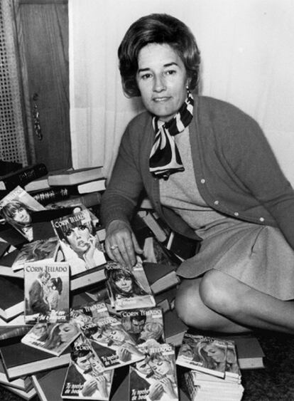 La escritora Corín Tellado posa junto a sus obras en una fotografía tomada en 1970.