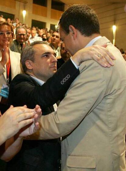 Zapatero abraza a Rafael Simancas, ex secretario general del PSM.