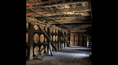 Interior de un almacén de Jack Daniel’s.