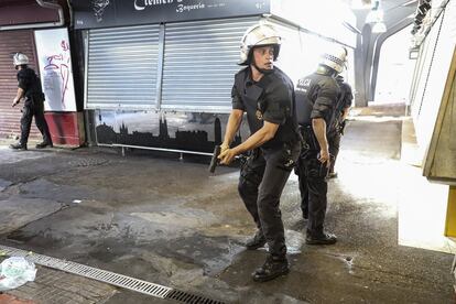 <strong>Younes Abouyaaqoub flees the scene. </strong> Officers from the regional police force, the Mossos d’Esquadra, search for the perpetrator of the attack in La Boqueria market.