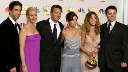 David Schwimmer, Lisa Kudrow, Matthew Perry, Courteney Cox, Jennifer Aniston y Matt LeBlanc, en septiembre de 2002, en los premios Emmy celebrados en Los Ángeles, California. Ese año ganó los de Mejor comedia y Mejor actriz, que se llevó Jennifer Aniston.