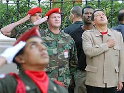 Chávez rinde honores a la bandera venezolana, ayer en Caracas.