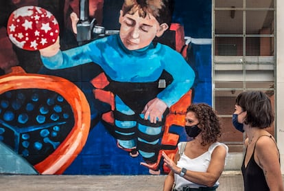 La científica Elena García Armada (de blanco) creadora del primer exoesqueleto biónico para niños, con la artista del mural, Sara Mono.