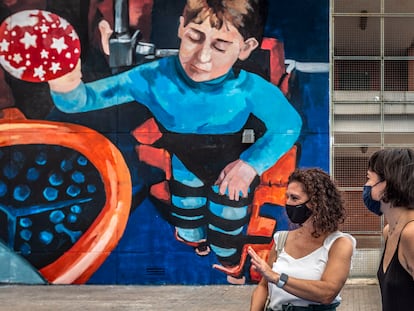 La científica Elena García Armada (de blanco) creadora del primer exoesqueleto biónico para niños, con la artista del mural, Sara Mono.