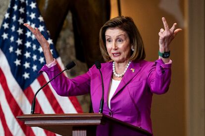 Nancy Pelosi, el miércoles, durante el acto de presentación de la estatua de la aviadora Amelia Earhart en el Capitolio.