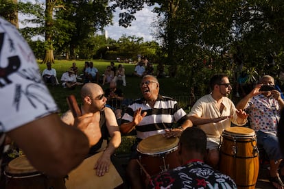 Percusionistas tocan y cantan rumba en el Parque Central.