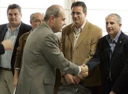 El presidente de la Junta, Manuel Chaves, saluda a los dirigentes sindicales de Delphi.