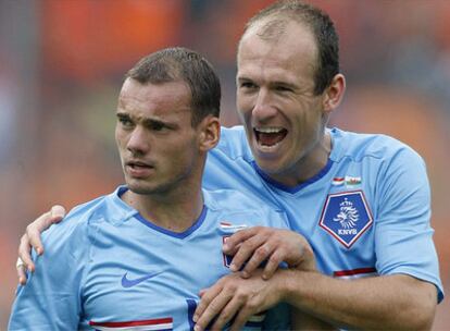 Wesley Sneijder, a la izquierda, junto a Arjen Robben en un partido con la selección holandesa.