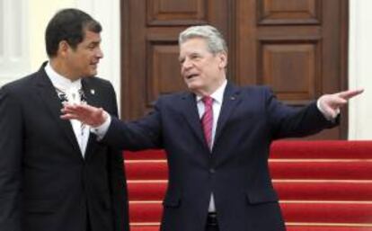 El presidente ecuatoriano, Rafael Correa (i), conversa con el presidente alemán Joachim Gauck (d) a su llegada al Palacio Bellevue en Berlín (Alemania) hoy, martes 16 de abril de 2013. El presidente ecuatoriano, que llegó a Berlín poco antes de la pasada medianoche procedente de Quito y acompañado por una delegación de empresarios de su país, tiene previsto entrevistarse mañana con la canciller federal, Angela Merkel, así como su titular de Exteriores, Guido Westerwelle, entre otras autoridades.