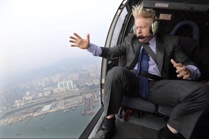 Antes de suceder a Theresa May en julio de este año como primer ministro de Reino Unido, Boris Johnson fue alcalde de Londres (2008 a 2016). En esta imagen, Johnson sobrevuela la ciudad de Hong Kong el 17 de octubre de 2017.