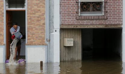 Un hombre achica agua de su casa en el barrio inundado de Villeneuve-Trillage, a las afueras de París, el 3 de junio.