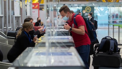 Un pasajero realiza los trámites para facturar su maleta, el 26 de marzo en el aeropuerto de Barajas.