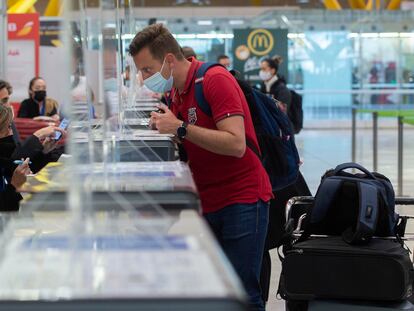 Un pasajero realiza los trámites para facturar su maleta, el 26 de marzo en el aeropuerto de Barajas.