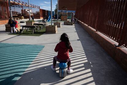 Alumnos de infantil durante la hora del patio en el instituto escuela Mirades de Barcelona.