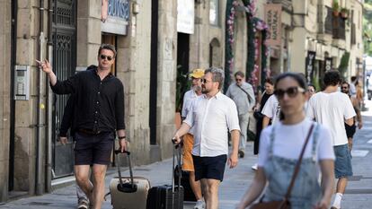 En la imagen de archivo, turistas con maletas en la Calle tallers del barrio del Raval de Barcelona. Foto: Massimiliano Minocri