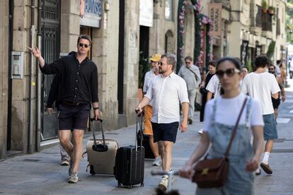 En la imagen de archivo, turistas con maletas en la Calle tallers del barrio del Raval de Barcelona. Foto: Massimiliano Minocri