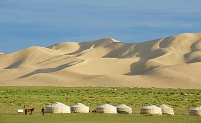 Campamento de yurtas en Khongoryn Els dunes, en el parque nacional de Gobi Gurvansaiján.