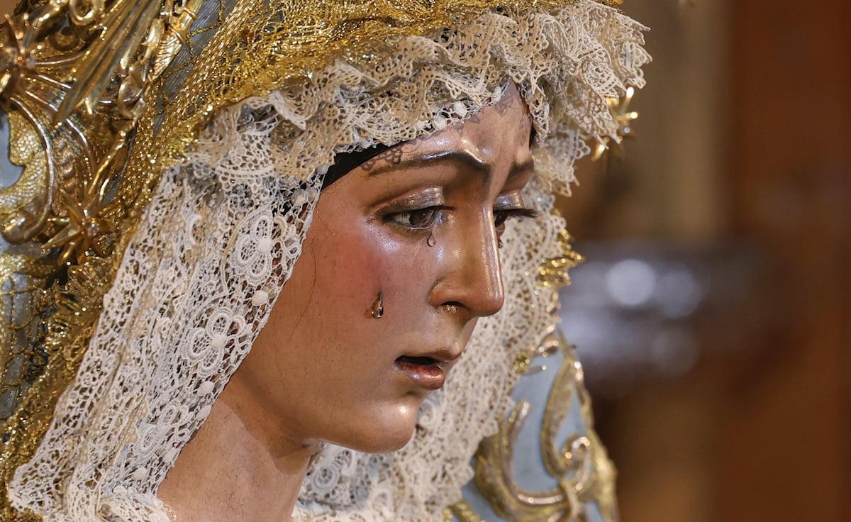 La hermandad de la Macarena decide el futuro de su Virgen tras la polémica restauración