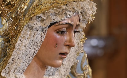 La imagen de la Macarena con las pestañas de la restauración que ha indignado a sus fieles. 