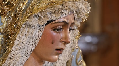 La imagen de la Macarena con las pestañas de la restauración que ha indignado a sus fieles.