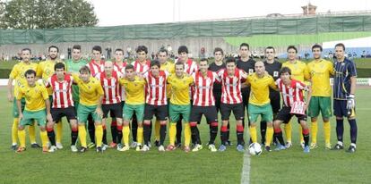 Los equipos del Athletic y Mirandés posan antes del partido amistoso celebrado en Basauri.