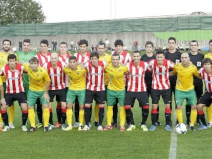 Los equipos del Athletic y Mirandés posan antes del partido amistoso celebrado en Basauri.