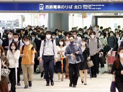 Los japoneses, como otros ciudadanos del este de Asia, consideran una obligación hacia los demás llevar mascarilla.