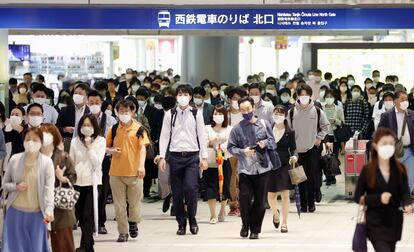 Los japoneses, como otros ciudadanos del este de Asia, consideran una obligación hacia los demás llevar mascarilla.