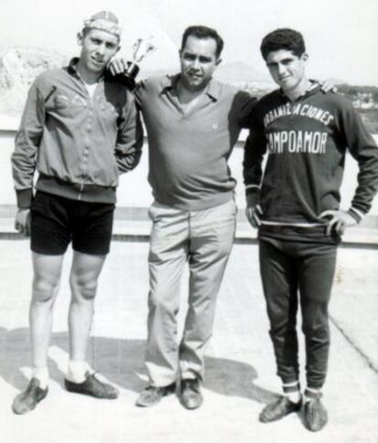Moncho Moliner (c) entre Javier Mínguez (i) y otro ciclista en los años 60.