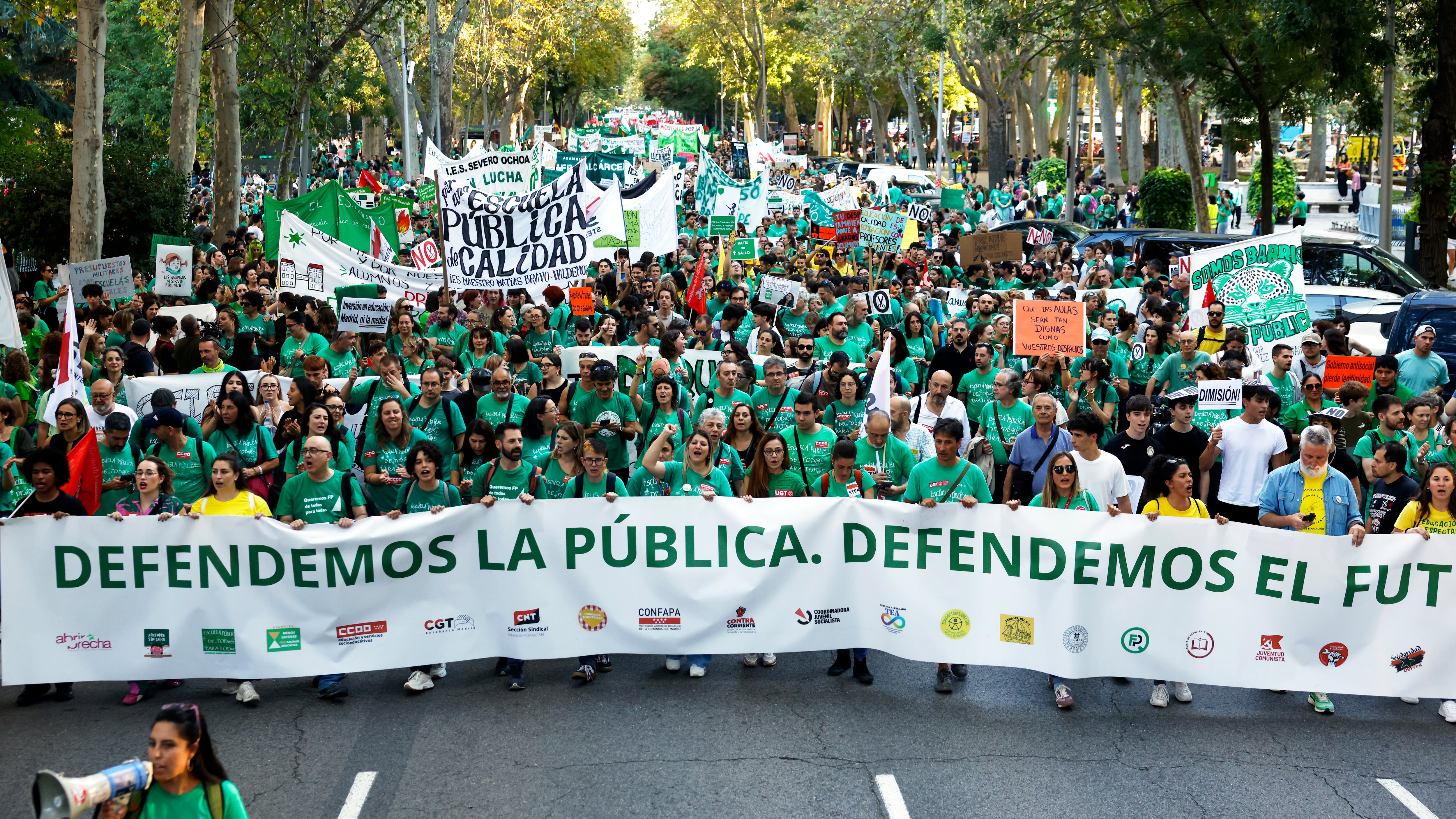 Los profesores en huelga pintan de verde el centro de Madrid: “Los gobiernos están abandonando la educación pública”