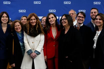 La reina Letizia, con la vicepresidenta del consejo de administración del Grupo Prisa Pilar Gil (a su derecha) y la periodista Àngels Barceló (a su izquierda), este martes en Lleida.