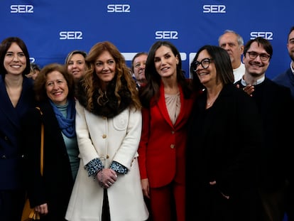 La reina Letizia, con la vicepresidenta del consejo de administración del Grupo Prisa Pilar Gil (a su derecha) y la periodista Àngels Barceló (a su izquierda), este martes en Lleida.