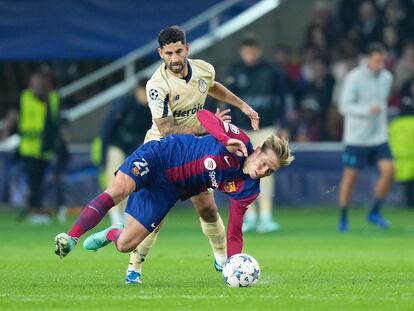 Barcelona's Frenkie de Jong and Porto's Alan Varela during a Champions League group stage match.