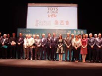 El presidente de la Generalitat, Ximo Puig, con su Gobierno y otros participantes en el acto.