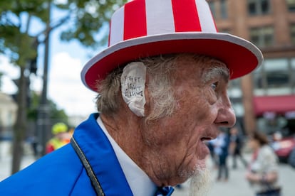 Un partidario de Donald Trump lleva una venda, en la que se leer: "Lucha, lucha, lucha", en la oreja en referencia a la herida de Trump.