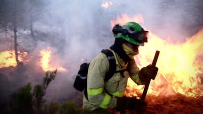 Un bombero lucha contra las llamas del incendio forestal declarado el pasado jueves 8 de septiembre en Sierra Bermeja, en la provincia de Málaga.